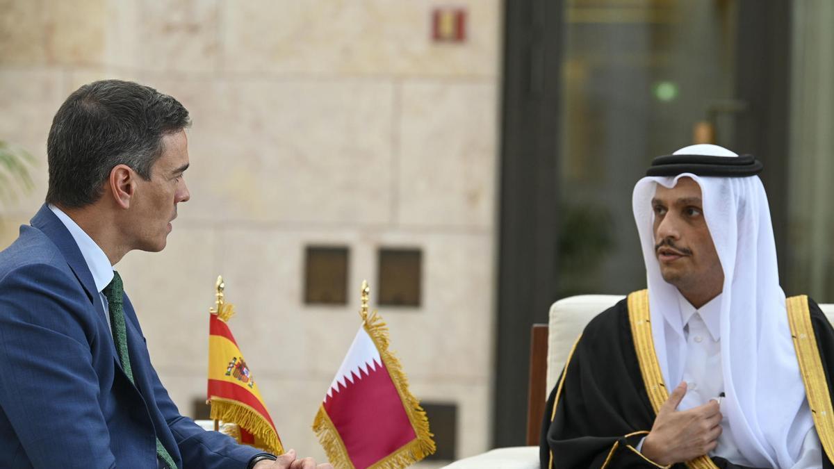 Sánchez se reúne con el primer ministro y ministro de Asuntos Exteriores de Catar, Mohamed bin Abdulrahman al Zani, en Doha.