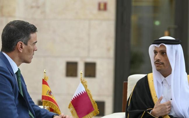 Sánchez se reúne con el primer ministro y ministro de Asuntos Exteriores de Catar, Mohamed bin Abdulrahman al Zani, en Doha.