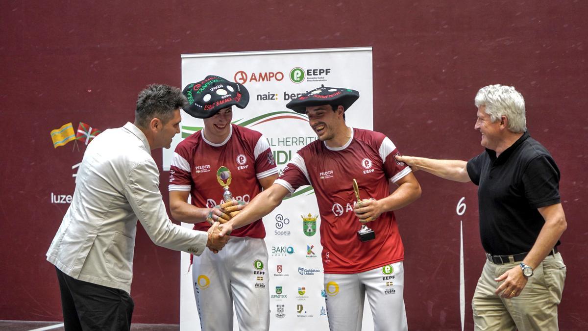 Beñat Azketa y Aingeru Bernaola tumban a los prometedores Etxeberria-Elorz en la final de mano parejas del Torneo Euskal Herritik Mundura, preparatorio para el Campeonato del Mundo de Argentina