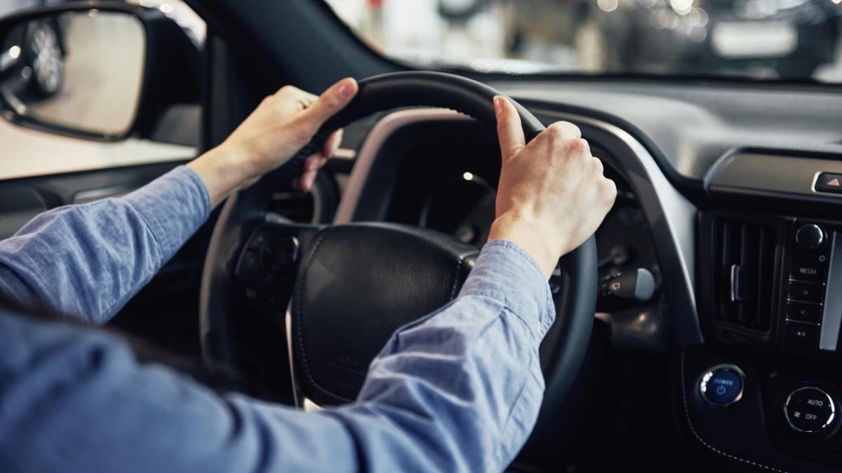 Cómo sentarte en el coche para conducir de forma más segura y cómoda - Onda  Vasca