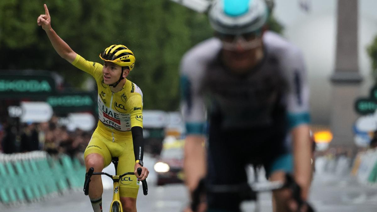 Pogacar celebra la victoria del Tour.