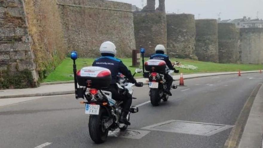 Imagen de archivo de dos agentes de la Policía Local de Lugo.