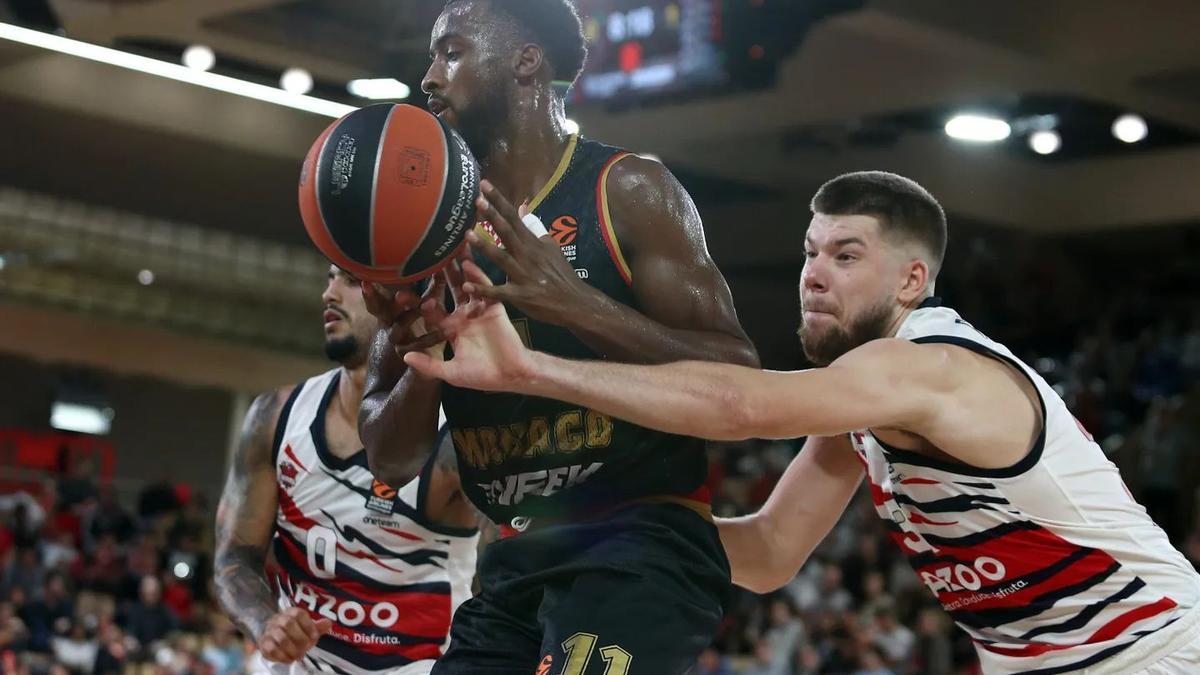 Giedraiitis trata de robar el balón a Diallo en el partido disputado en Mónaco