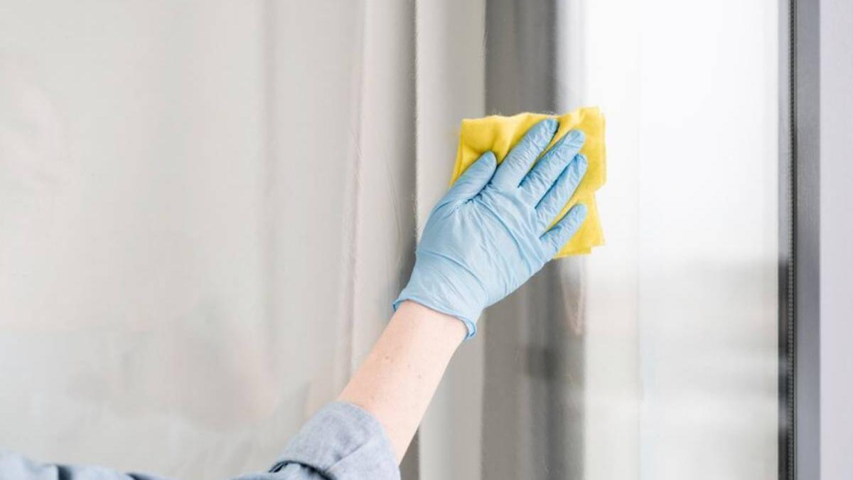 Limpiar las ventanas con un paño de microfibra