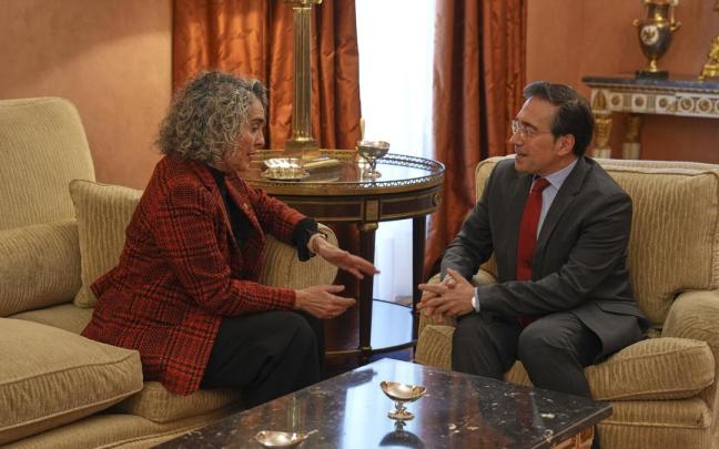 La vicelehendakari y consejera de Cultura y Política Lingüística, Ibone Bengoetxea, y el ministro de Asuntos Exteriores, Unión Europea y Cooperación, José Manuel Albares.