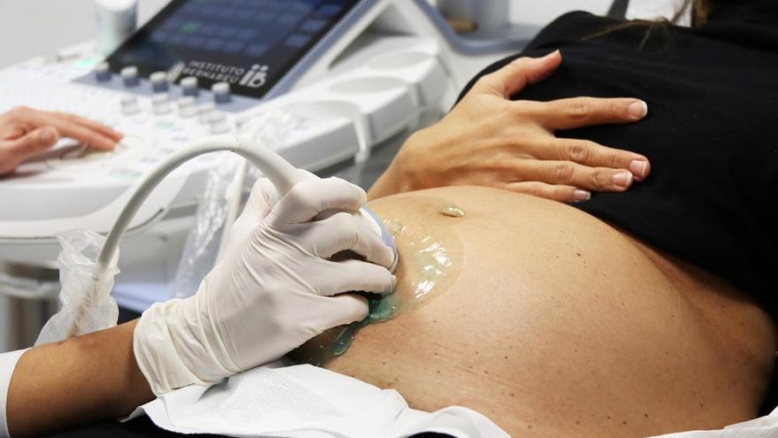 Una mujer embarazada se somete a una ecografía durante una consulta ginecológica