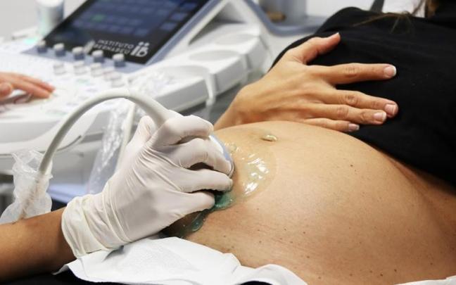 Una mujer embarazada se somete a una ecografía durante una consulta ginecológica