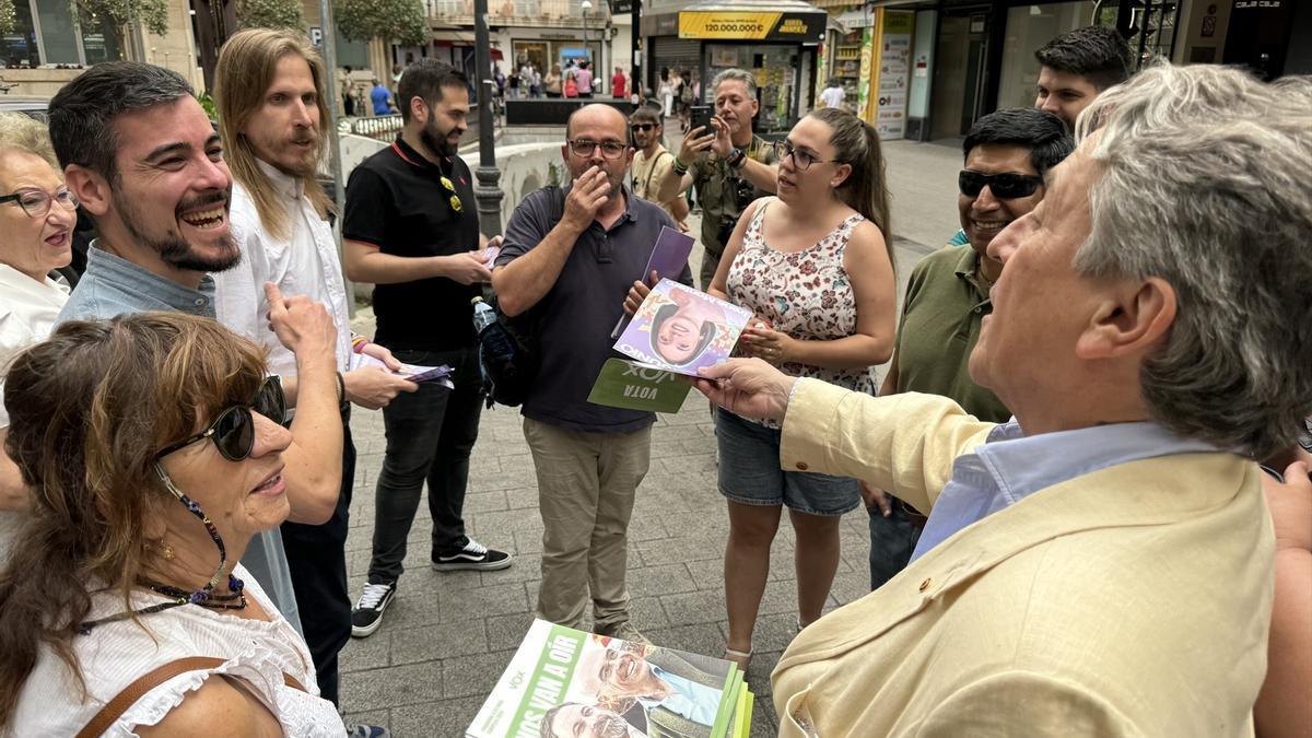 Tertsch ofreciendo la propaganda electoral de Vox a Pablo Fernández.