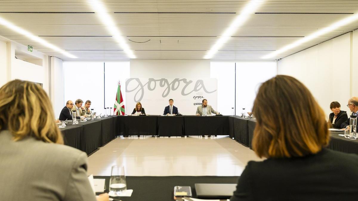 Imanol Pradales preside la reunión del Consejo de Dirección de Gogora.