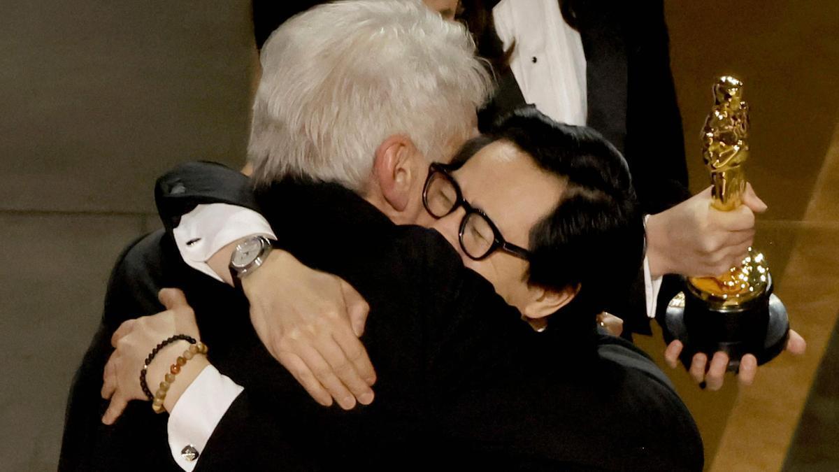 Harrison Fordo y Ke Huy Quan se abrazan en la gala de los Oscar 2023.