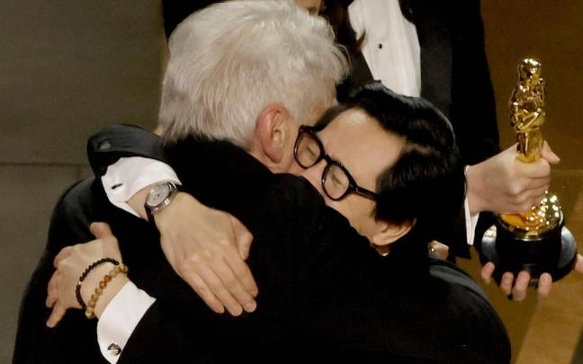 Harrison Fordo y Ke Huy Quan se abrazan en la gala de los Oscar 2023. Harrison Fordo y Ke Huy Quan se abrazan en la gala de los Oscar 2023.