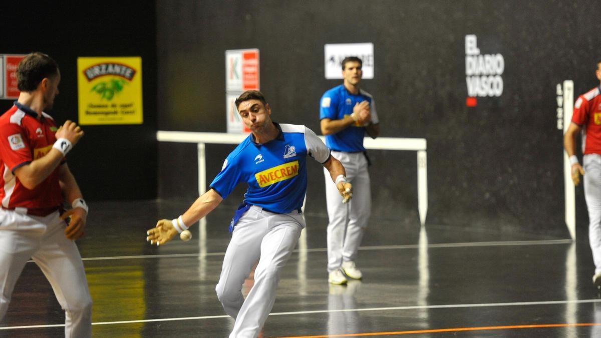 Victoria de Peio Etxeberria-Zabaleta sobre Laso-Urrutikoetxea en el Campeonato de Parejas (14-22).