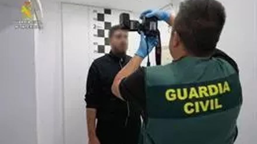 Un agente de la Guardia Civil toma fotografías al detenido, Karim E.B.