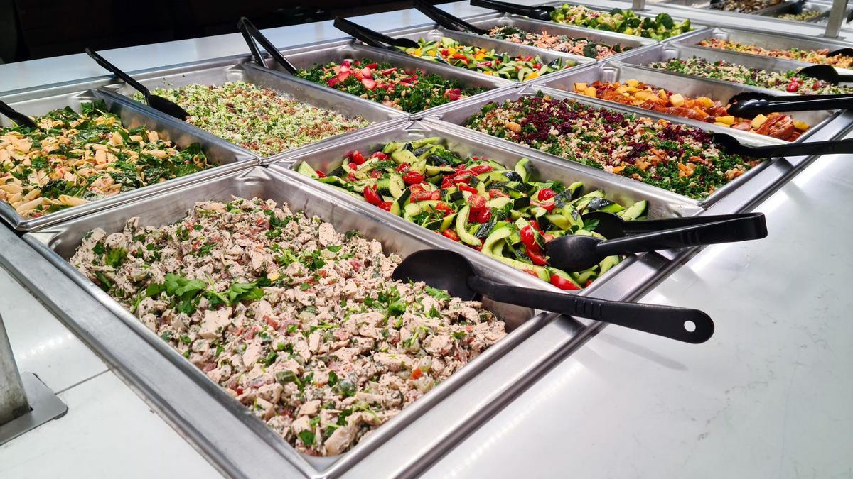 La zona de ensaladas de un buffet.
