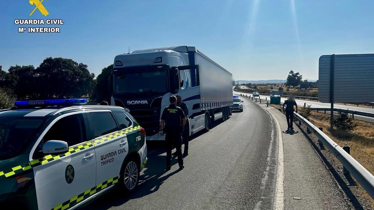 La Guardia Civil detiene a un hombre por conducción temeraria tras robar un camión en Cáceres