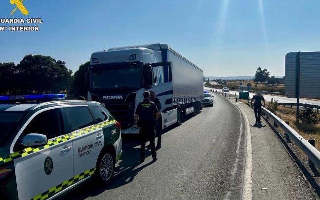 La Guardia Civil detiene a un hombre por conducción temeraria tras robar un camión en Cáceres