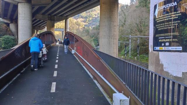 Un grupo de paseantes en el tramo del bidegorri que va de Eibar a Maltzaga.