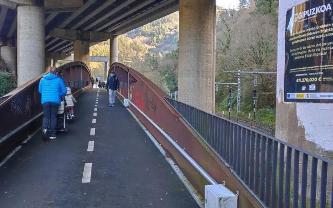 Un grupo de paseantes en el tramo del bidegorri que va de Eibar a Maltzaga.