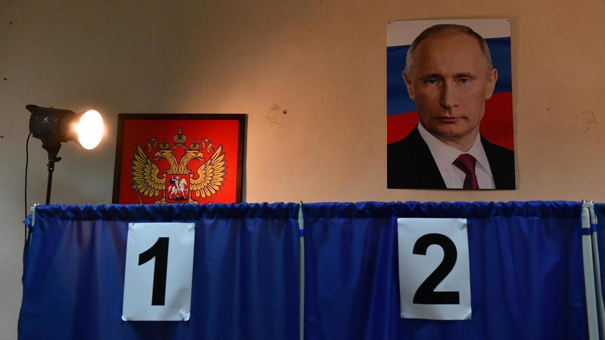 Imagen de Vladimir Putin en un colegio electoral