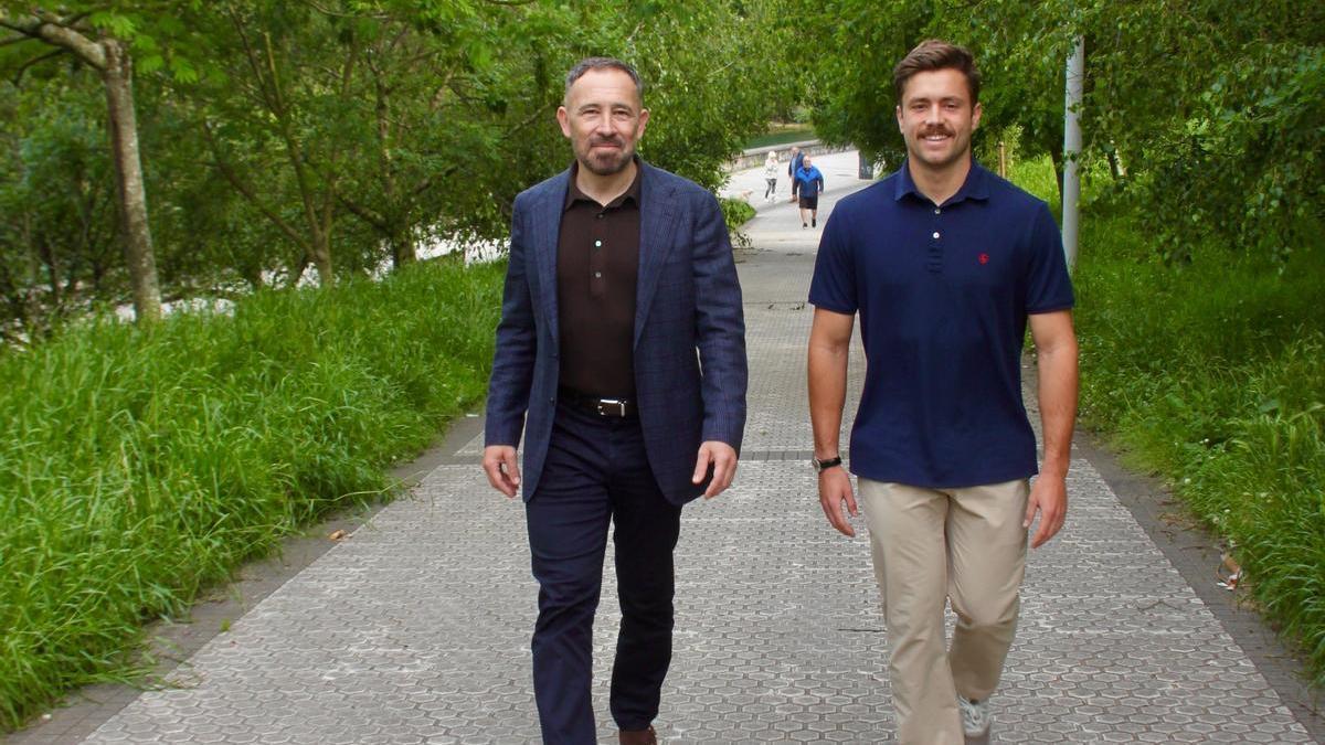 Denis Itxaso, consejero de Vivienda del Gobierno Vasco, e Inaxio Illarramendi, portavoz del PSE-EE en Zarautz.