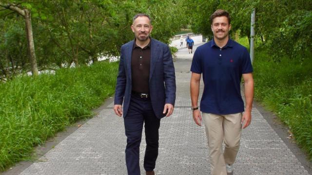 Denis Itxaso, consejero de Vivienda del Gobierno Vasco, e Inaxio Illarramendi, portavoz del PSE-EE en Zarautz.