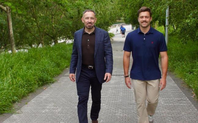 Denis Itxaso, consejero de Vivienda del Gobierno Vasco, e Inaxio Illarramendi, portavoz del PSE-EE en Zarautz.