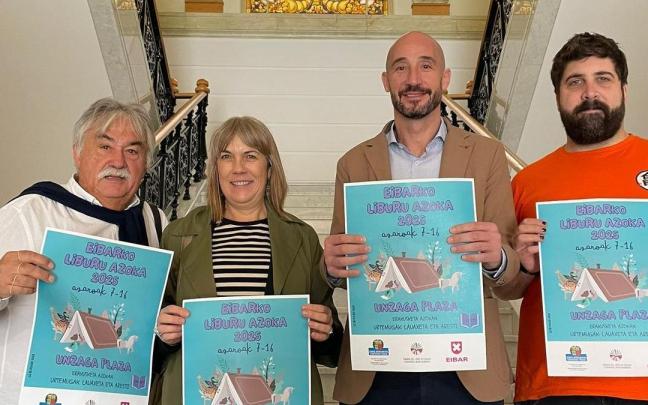 Presentación de la Feria del Libro y del Disco de Eibar en la casa consistorial de la villa armera.