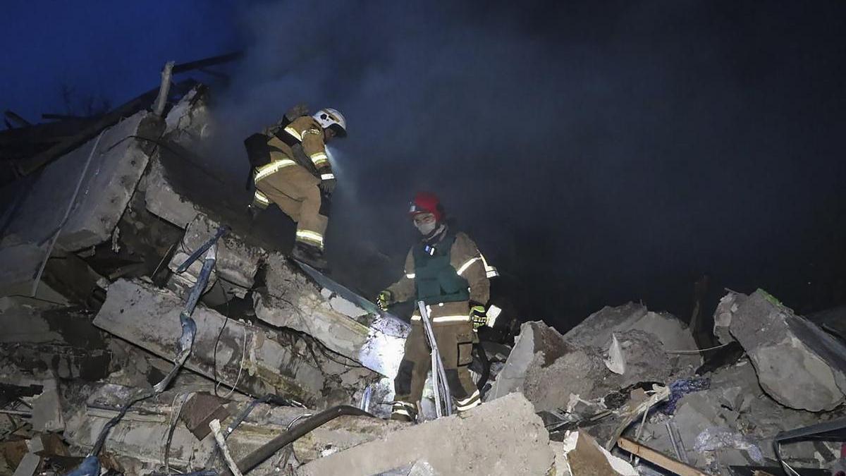 Los servicios de rescate trabajan en el edificio bombardeado en Dnipró.