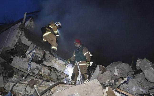 Los servicios de rescate trabajan en el edificio bombardeado en Dnipró.