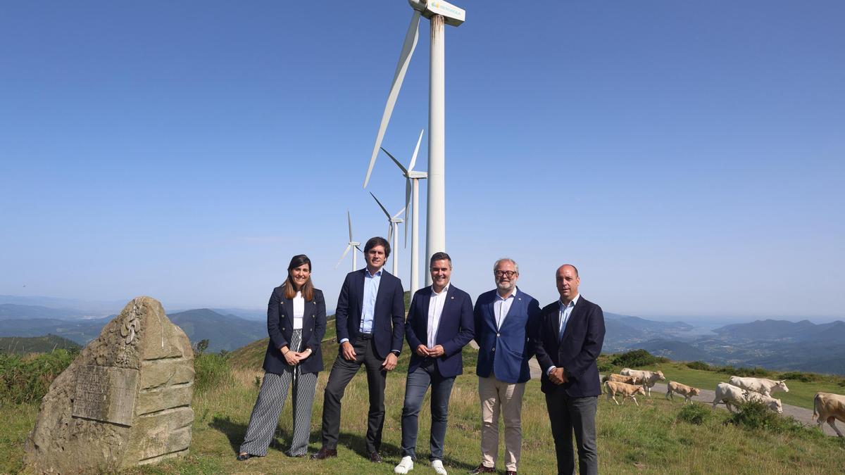 Representantes del Gobierno vasco e Iberdrola, hoy en el parque de Oiz.