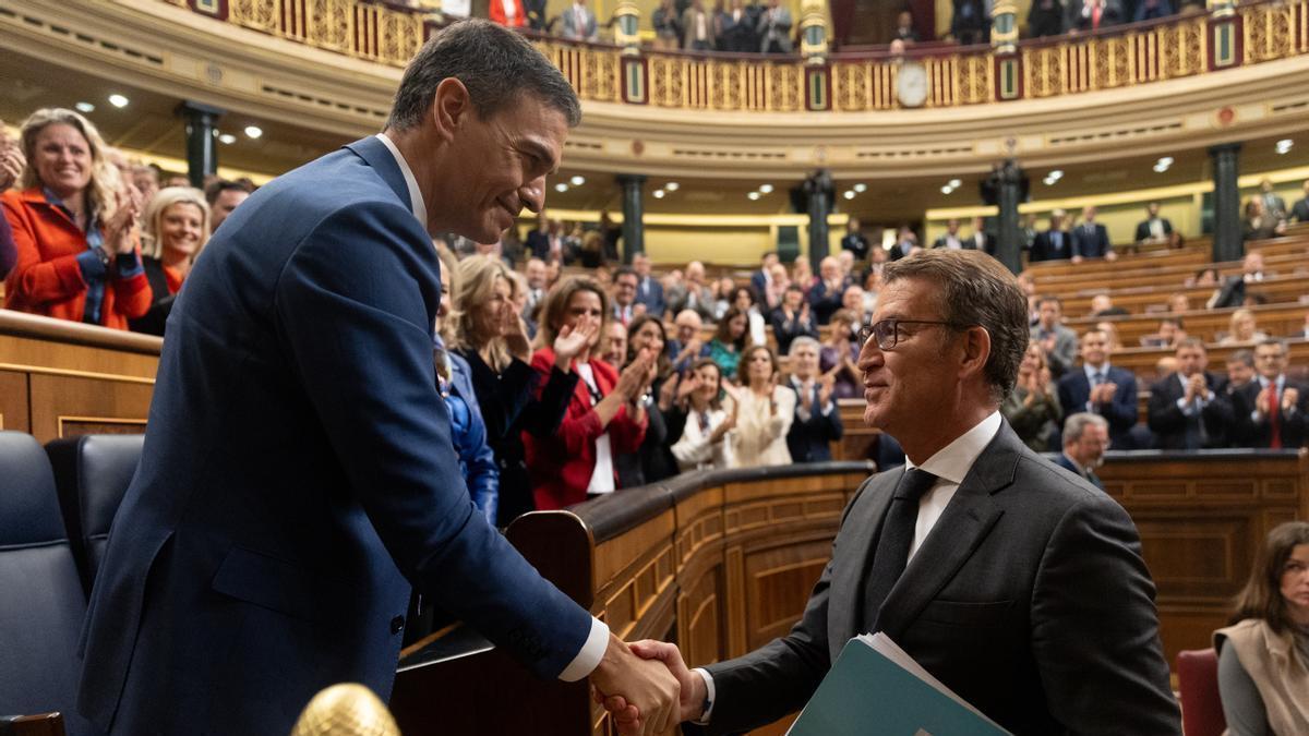 Pedro Sánchez y Alberto Núñez Feijóo se saludan tras la investidura del primero.