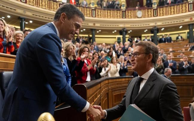 Pedro Sánchez y Alberto Núñez Feijóo se saludan tras la investidura del primero. Pedro Sánchez y Alberto Núñez Feijóo se saludan tras la investidura del primero.