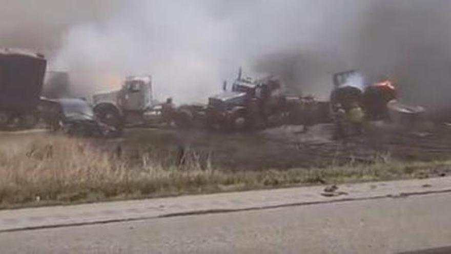 Imagen de los vehículos implicados en el accidente ardiendo.