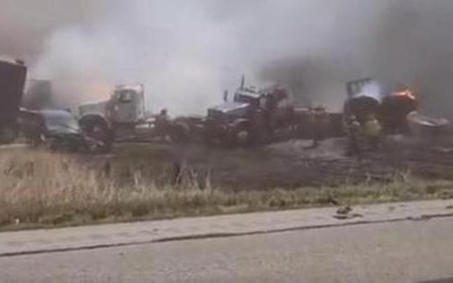 Imagen de los vehículos implicados en el accidente ardiendo. Imagen de los vehículos implicados en el accidente ardiendo.