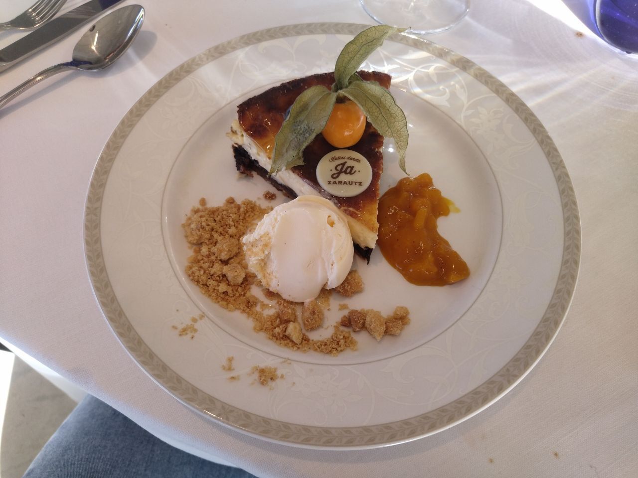 Tarta de ciruela con helado de vainilla.