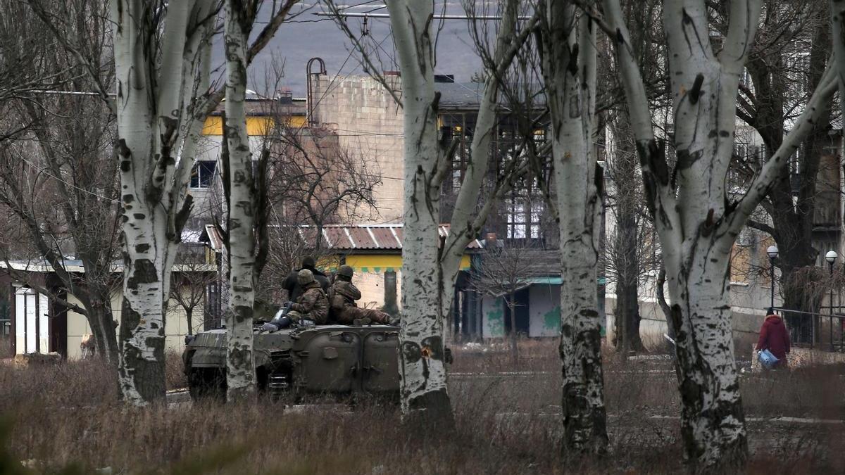 Soldados ucranianos circulan en un tanque por las calles de Bajmut.