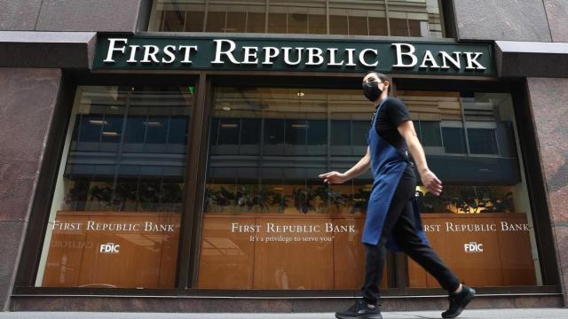 Una mujer pasea ante una oficina de First Republic Bank.