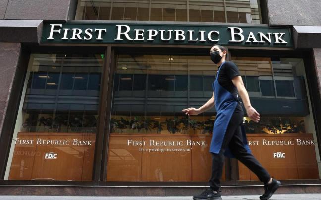Una mujer pasea ante una oficina de First Republic Bank. Una mujer pasea ante una oficina de First Republic Bank.