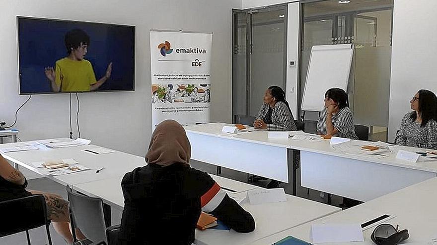 Mujeres participando en el programa ‘Emaktiva’. | FOTO: N.G.