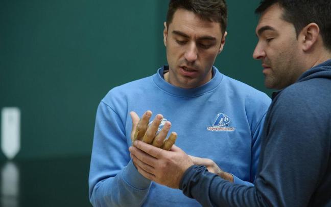 Peio Etxeberria muestra los tacos de la mano derecha a Jon Apezetxea, intendente de la empresa Aspe.