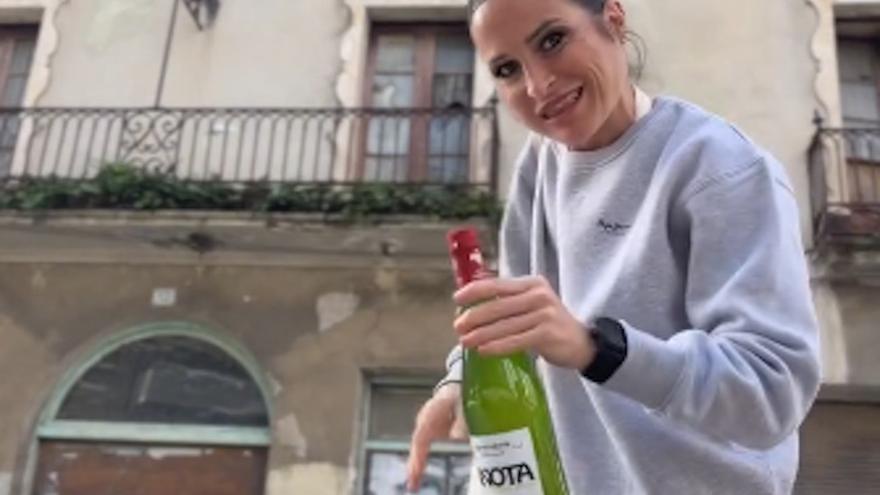 Verdeliss, mostrando la botella de sidra que venía en la bolsa.