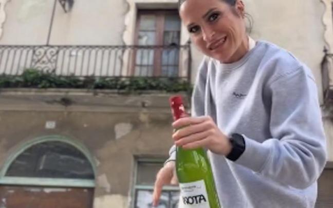 Verdeliss, mostrando la botella de sidra que venía en la bolsa.
