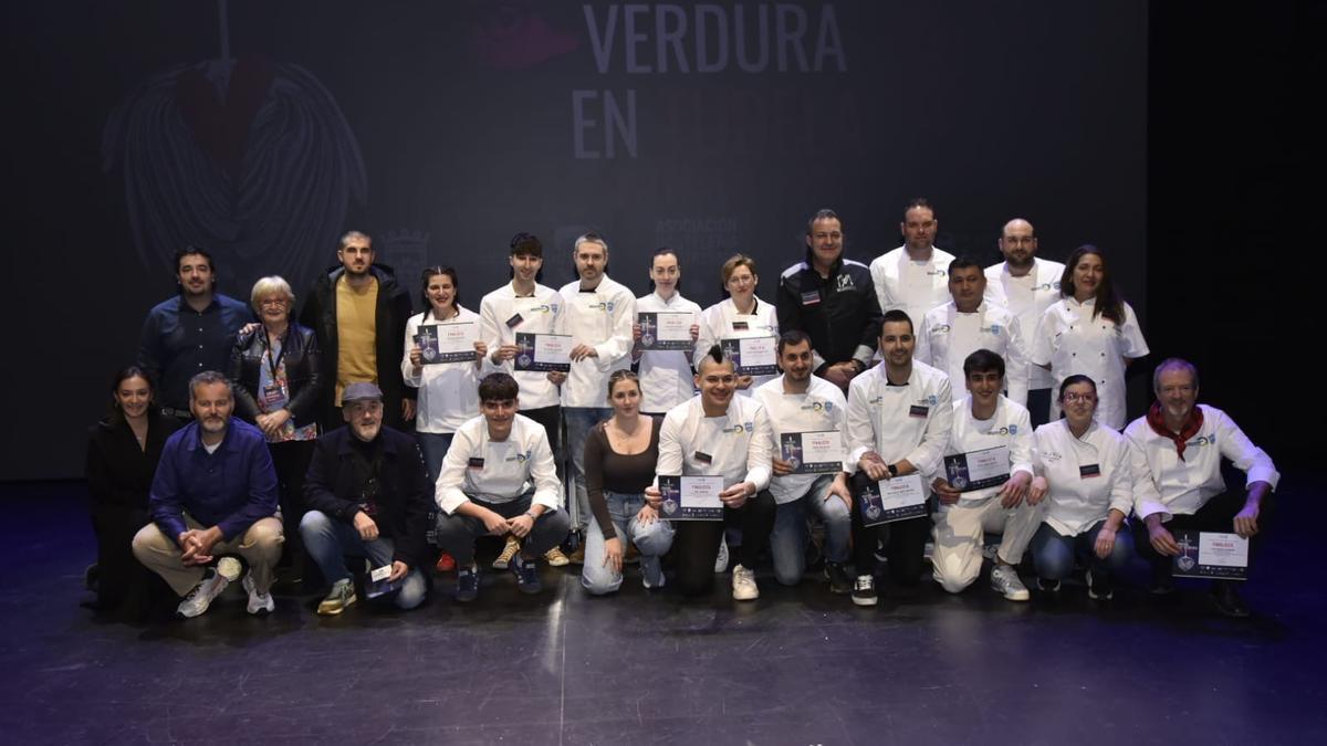 Foto de grupo de los concursantes y el jurado.