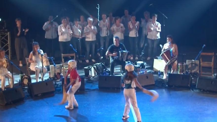 Fotograma del concierto que ofreció Kepa Junkera en el frontón de Markina