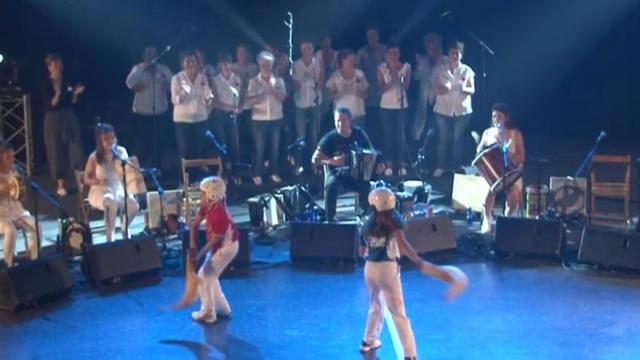 Fotograma del concierto que ofreció Kepa Junkera en el frontón de Markina