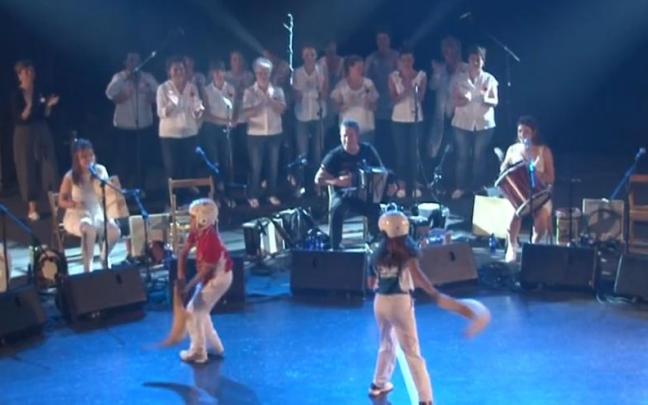 Fotograma del concierto que ofreció Kepa Junkera en el frontón de Markina