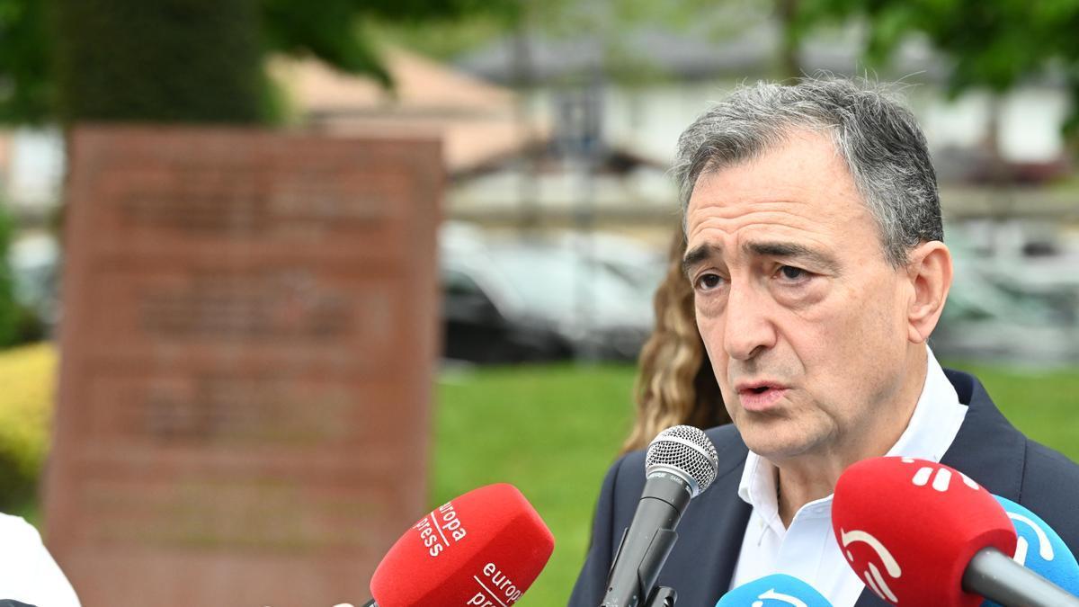 El presidente del EBB del PNV, Aitor Esteban, este domingo atendiendo las preguntas de la prensa en Gernika