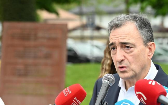 El presidente del EBB del PNV, Aitor Esteban, este domingo atendiendo las preguntas de la prensa en Gernika