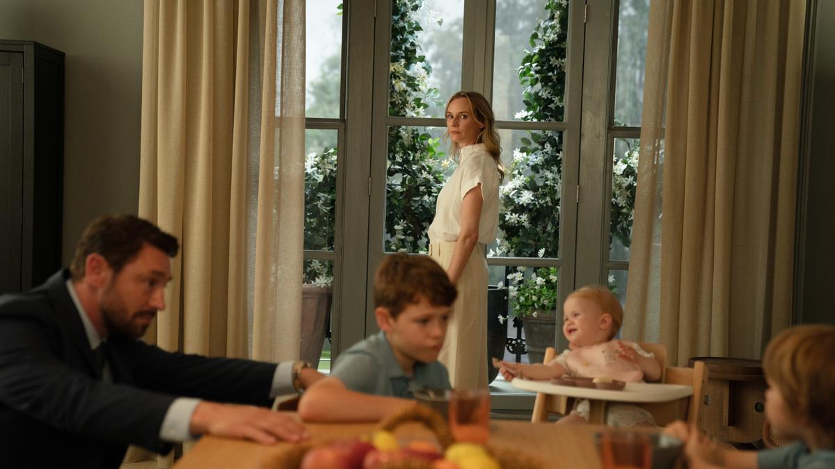 Imagen de la serie ‘Pequeños desastres’ con su protagonista, Diane Kruger, en el centro