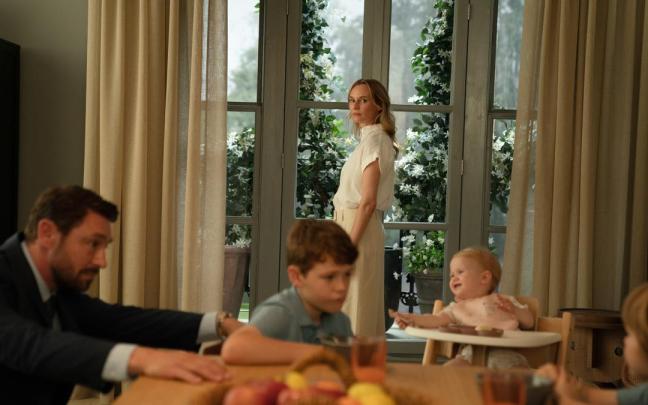 Imagen de la serie ‘Pequeños desastres’ con su protagonista, Diane Kruger, en el centro